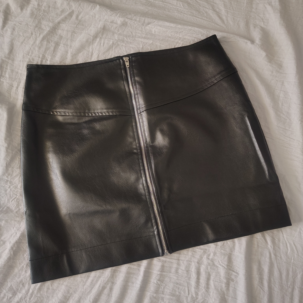 TCEC Black Faux Leather Mini Skirt